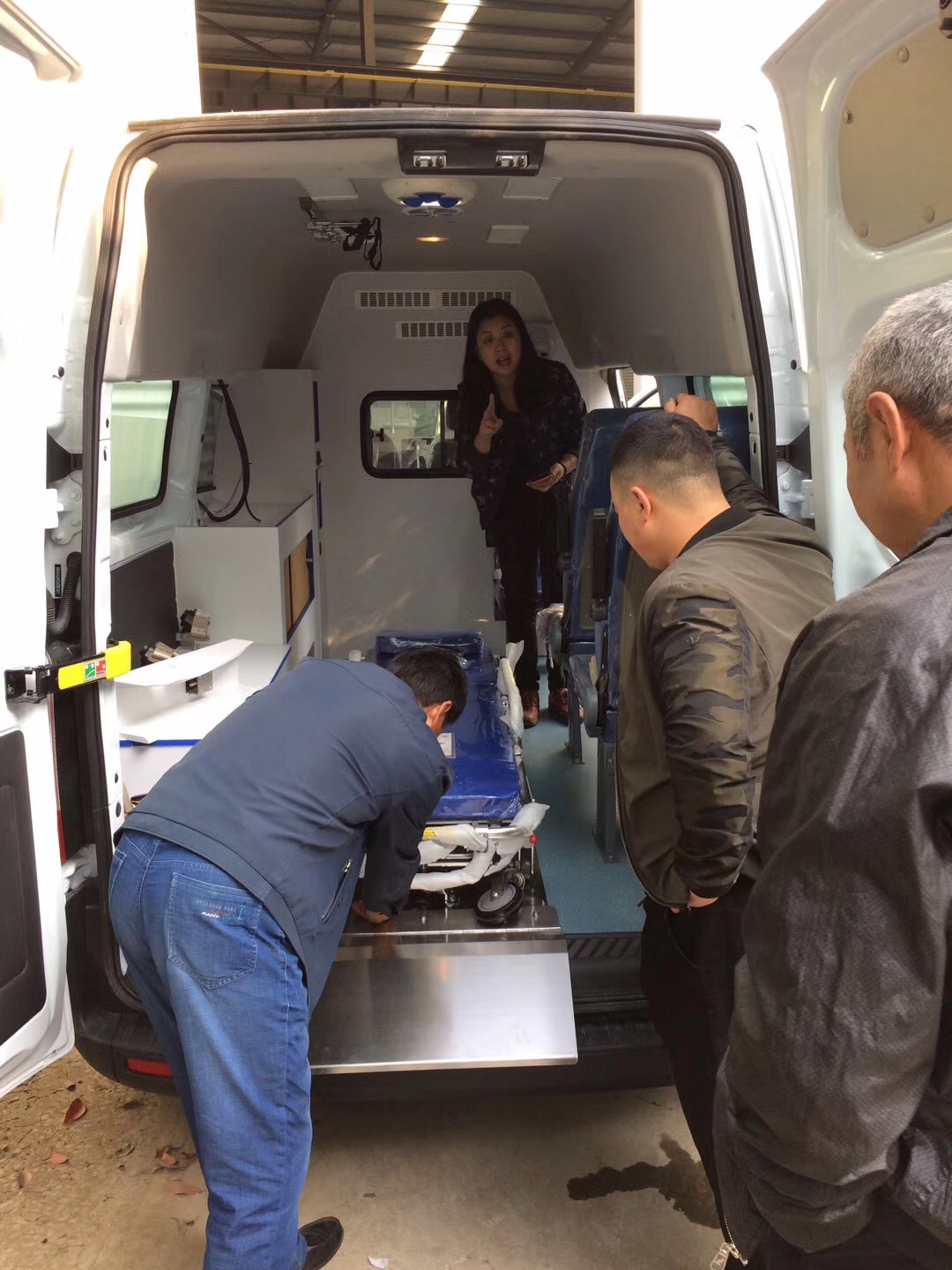 宁夏银川客户现场提车-福特新全顺V362运输型 宁夏银川客户现场提车-福特新全顺V362运输型